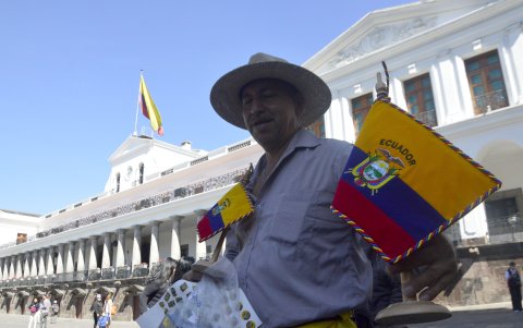 Comercio. Es una novedad vender símbolos patrios durante el cambio de guardia.