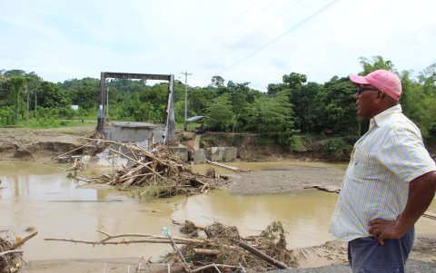 Incomunicados. Existen tramos donde ni siquiera existen puente para pasar al otro lado.