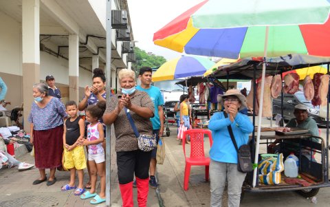 Desde sus puestos de trabajo o desde las calles, la marcha tuvo eco de muchos habitantes que también exigen seguridad para el cantón.