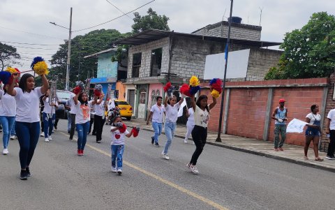 La pequeña Samanta se 'robó' la atención al paso de las cachiporreras que también marcharon por la paz.