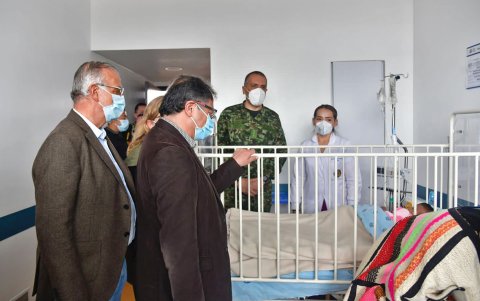 Eel presidente de colombiano Gustavo Petro (c) durante su visita hoy, a los niños rescatados en Bogotá (Colombia).