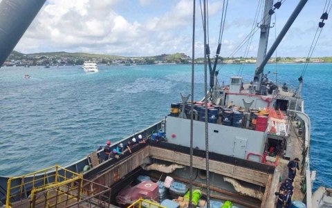 Embarcación que transporta víveres hacia Galápagos.