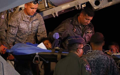 Atención. Los niños, todos hermanos, fueron trasladados en helicóptero a la base militar de San José del Guaviare.