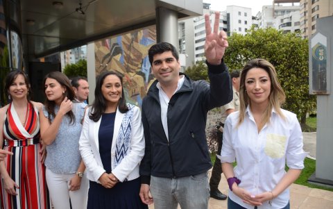 El precandidato Otto Sonnenholzner acudió el sábado al Consejo Electoral al firmar la aceptación.