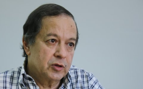 El escritor paraguayo Andrés Colman presentó su libro en la Feria Feria del Libro de Asunción.