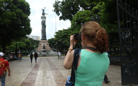 Turismo. Patricia, de nacionalidad alemana, es de las pocas turistas extranjeras que visita el parque.