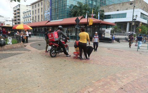 Motorizados suelen ingresar y estacionarse en las aceras del parque, donde además colocan objetos en luminarias.