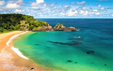 Bahía do Sancho, en Fernando de Noronha, la playa brasileña que suele figurar en todas las listas de las playas más bonitas del mundo.