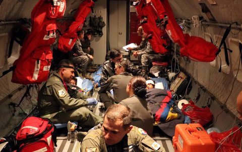 .- Fotografía cedida por las Fuerzas Militares de Colombia en la que se ven dos de los niños indígenas rescatados durante su traslado, el 9 de junio de 2023, en avión hacía Bogotá (Colombia).