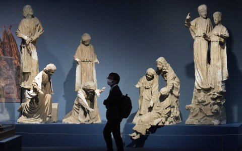Tokio. Varias de las esculturas que conforman los monumentos bajo el techo de la monumental obra de Gaudí .