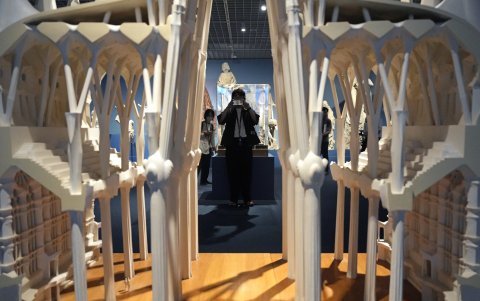 Tokio. Una persona fotografía una de las maquetas de la Sagrada Familia, que descubre la estructura de la obra monumental.