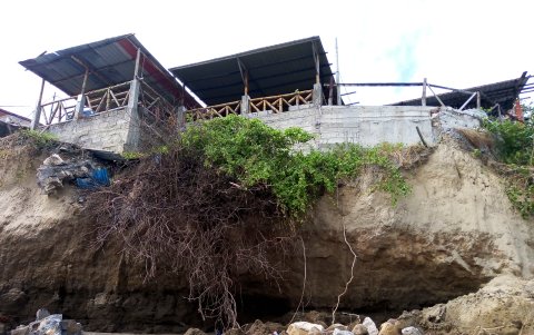 Riesgo. Las cabañas y el mirador podrían colapsar. Hay rocas, parte de las bases, que ya se han desprendido.