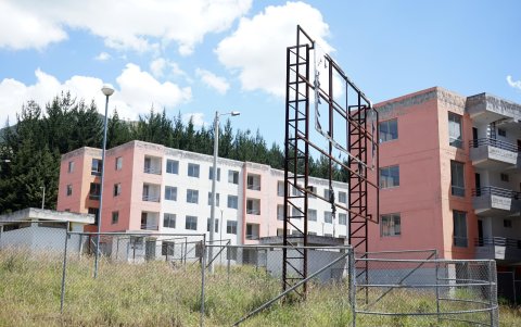 Urbanizaciones. Los conjuntos todavía lucen inacabados y la fachada de otros ya está deteriorada por el temporal que enfrenta la ciudad. Las vallas publicitarias también están desgastadas.