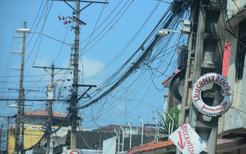 El desorden del cableado molesta al vecindario. Los postes no solo están saturados de cables, también hay letreros ‘artesanales’ que informan de algún negocio.