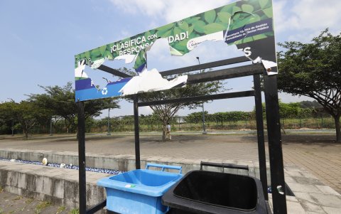 Incluso los tachos están dañados. De igual manera están las camineras y juegos infantiles.