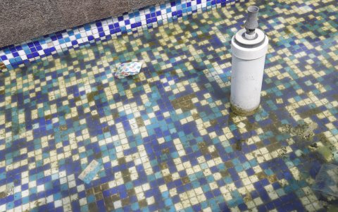 En la pileta del parque se ven manchas y hasta basura.