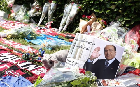 Flores y una foto de Silvio Berlusconi se sientan fuera de Villa San Martino en Arcore, donde el ataúd del ex primer ministro de Italia fue llevado cerca de Milán, Italia, el 13 de junio de 2023.