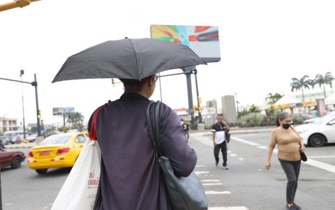 En repetidas ocasiones y desde hace ya varias semanas, los guayaquileños han salido a las calles con ropa que cubra sus extremidades para evitar posibles afectaciones.
