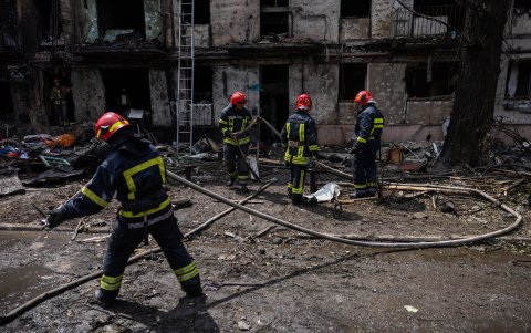 Rescatistas en la escena de un bloque de apartamentos, alcanzado por un misil ruso, en Kryvy Rih, región de Dnipropetrovsk, Ucrania, 13 de junio de 2023.