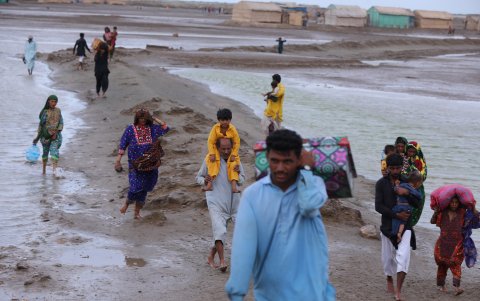 La gente busca un refugio tras las advertencias del ciclón Biparjoy en Keti Bandar, provincia de Sindh, Pakistán.