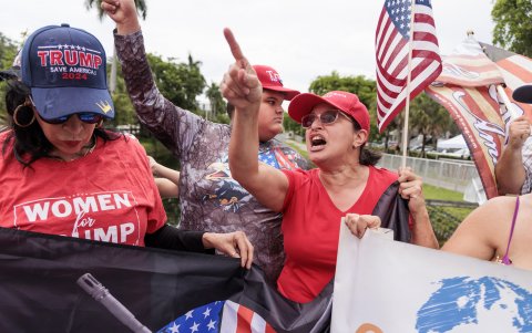 Los partidarios del expresidente Donald Trump se reúnen cerca de la entrada del campo de golf Trump National Doral Miami para una manifestación para mostrar su apoyo a Trump en Doral, Florida, EE. UU., el 12 de junio de 2023.