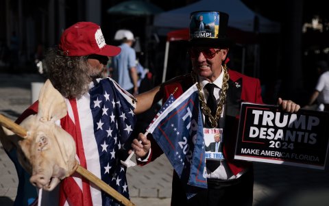 Un detractor de Trump y un simpatizante de Trump afuera del Palacio de Justicia de los Estados Unidos Wilkie D. Ferguson.