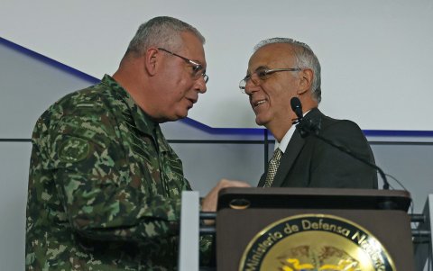 El ministro de Defensa de Colombia, Iván Velásquez (d), habla con el comandante de las Fuerzas Militares de Colombia, general Hélder Fernán Giraldo,