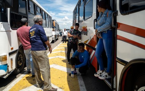Personas aguardan a que termine una protesta de la Etnia yukpa que bloquean el puente General Rafael Urdaneta (puente sobre el Lago de Maracaibo), hoy en Maracaibo, (Venezuela).