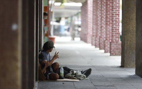 Realidad. Las veredas de las calles, ya sea céntricas o de sectores marginales, se han convertido en los dormitorios de personas en situación de calle, muchos de ellos consumidores de sustancias.