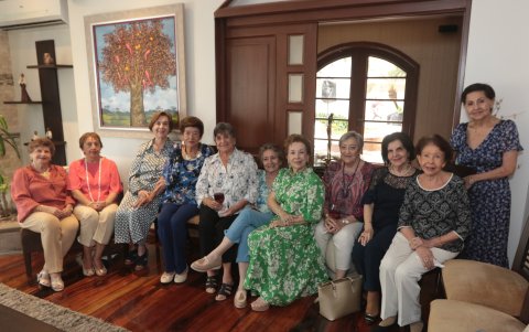 La cumpleañera junto a sus amigas del colegio María Auxiliadora.