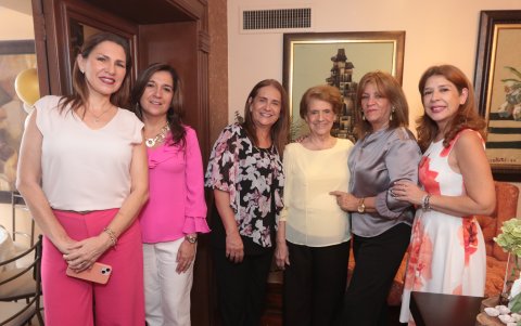 Cathy Guzmán de Ochoa, Cynthia Guzmán de Villacís, Janina de Villacís, María Lola Guzmán de Villacís, Leonor Guzmán de González y Angelita Villacís de Morales.