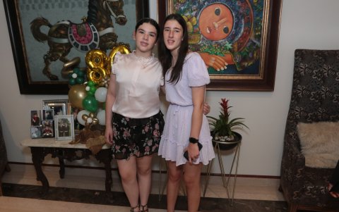 Camila y Diana Carrera Baquerizo.