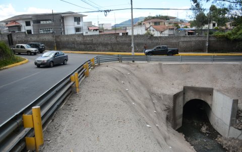 Quebrada. Este sitio ocasionaba malestar a los vecinos porque era foco de accidentes y la amenaza de perder la vía estaba presente.