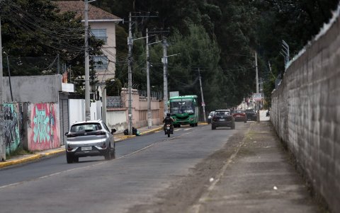 Irrespeto. Hay usuarios que invaden el carril en buen estado.