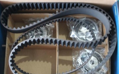 El  kit de distribución de un vehículo incluye, además de la banda o correa, poleas, los tensores y la correa o banda.