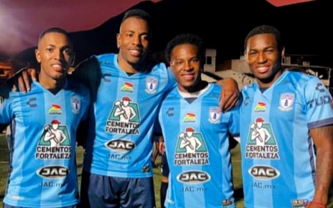 Madison Julio (i) junto a sus hermanos Jhojan (c) y Anderson (d).