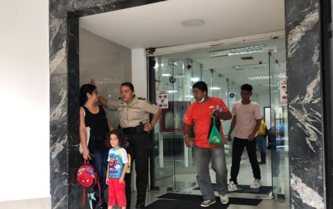 Gilbert Barbera, hijo de la paciente declarada muerta en el Hospital Martín Icaza de Babahoyo, acudió el martes 13 de junio a la Fiscalía a presentar una denuncia.