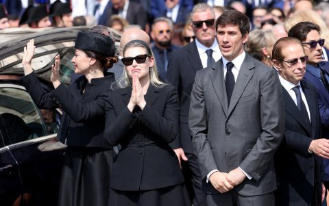 Elenora, Barbara, Luigi, Paolo y Pier Silvio Berlusconi agradecen a la multitud reunida frente a la Catedral de Milán (Duomo) para el funeral de estado del ex primer ministro italiano