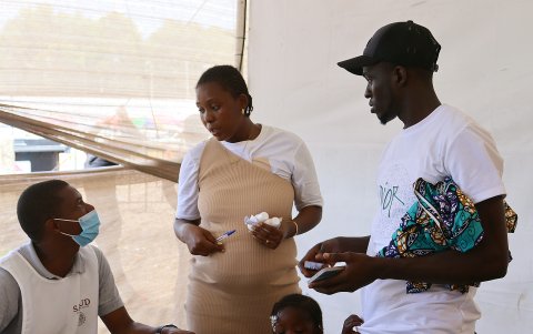 Varios igrantes son atendidos, el 12 de junio de 2023, en Tapachula, en el estado de Chiapas (México) por la ola de calor y altas temperaturas que se registran..