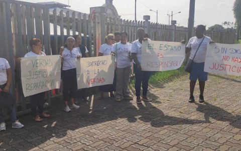 Plantón. Antes de la diligencia, mostraron pancartas y carteles como medida para llamar la atención de las autoridades.