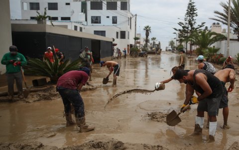 El pasado 5 de marzo, un grupo de personas  remueven el lodo de una calle afectada por las lluvias, tras el paso del ciclón 
