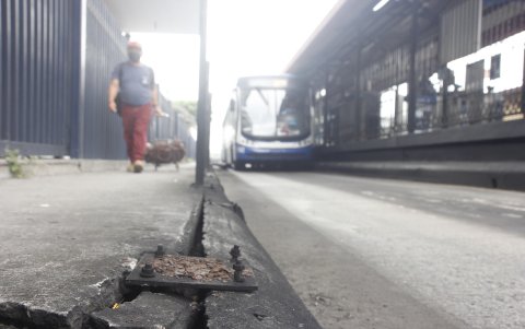 El intento de querer sacar el hierro evidencia además el daño en el concreto donde se colocaron las varillas.