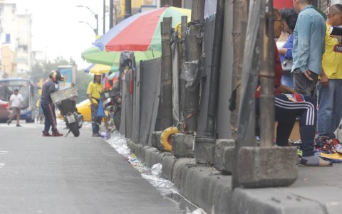 Cañas. En el tramo del Mercado Central, los comerciantes han decidido colocar cañas con bases de cemento para amarrar las barandas que han intentado llevarse los chamberos.