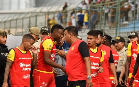 César Farías (c), entrenador de Aucas, fue expulsado tras un incidente con dos jugadores de Delfín.