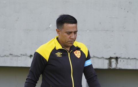 El entrenador César Farías cuando era entrenador de Aucas.
