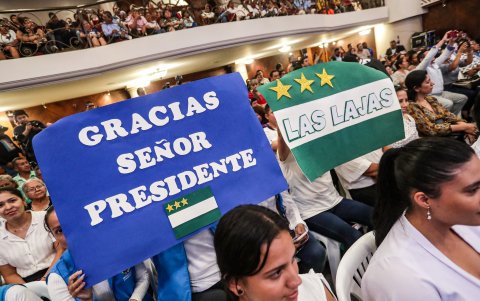 Dentro del teatro, otro era el ambiente. El presidente recibió muestras de apoyo.