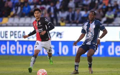 Romario Ibarra (d), exjugador de Pachuca, disputa el balón con Ángel Jeremy Márquez (i), de Atlas.