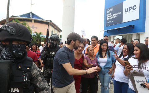 Resguardo. Policías de grupos especiales custodian a Luis Chonillo tras el atentado que sufrió el pasado 15 de mayo.