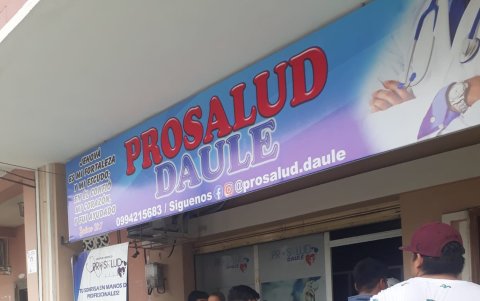 A media cuadra del asadero de pollos se produjo durante el día un asalto en un consultorio médico.