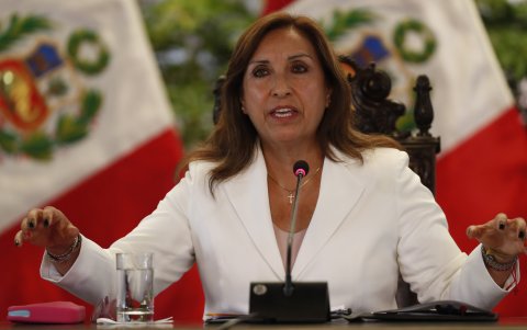 Fotografía de archivo en la que se registró a la presidenta de Perú, Dina Boluarte, durante una rueda de prensa, en Lima (Perú).